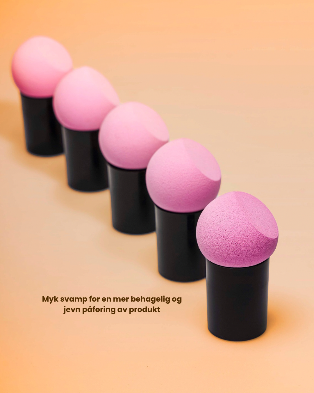 BeeBee blender, en sminkesvamp beauty blender med håndtak og etui.